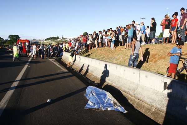 TRAGÉDIA - Imagem de arquivo mostra populares no local do acidente que matou quatro pessoas às margens da Cândido Portinari
